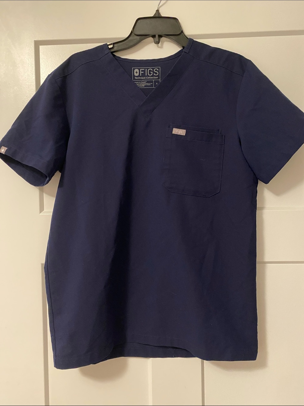 FIGS Men’s Short Sleeve V-Neck Shirt in Navy